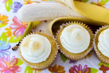 yellow banana vs yellow cupcake