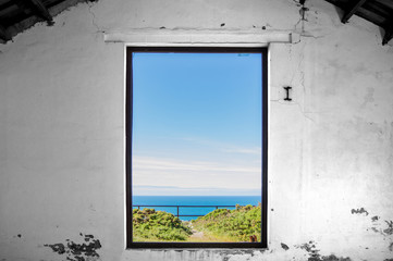 vistas al mar desde una casa abandonada 