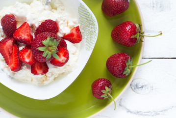 Curd with yogurt and strawberries