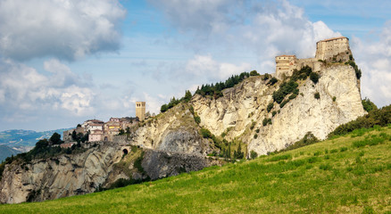 Fototapeta na wymiar View of San Leo fortress and village