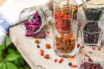 Glasses with dried superfruits