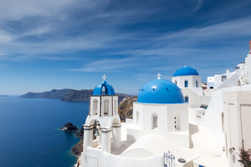 Fototapeta premium Niebiesko-biały kościół w miejscowości Oia na wyspie Santorini. Grecja