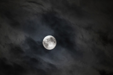 Noche con Luna Llena entre Nubes