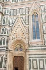 Fototapeta na wymiar Porta laterale Cattedrale di Brunelleschi a Firenze, Toscana
