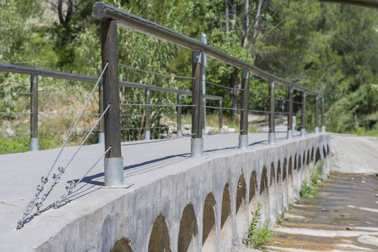 Puente con anclajes.