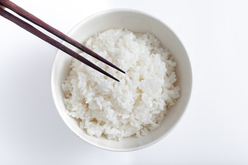 Japanese white rice in ceramic bowl and chopsticks from above - 84012379