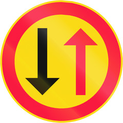 Road sign 222 in Finland - Oncoming vehicles have priority