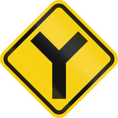 Colombian road warning sign: 3 way intersection ahead
