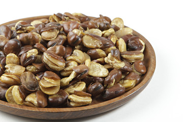 Obraz premium Broad bean in wooden dish on isolated white