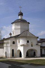 Fototapeta na wymiar Надвратная церковь Иоанна Богослова Старицкого монастыря.