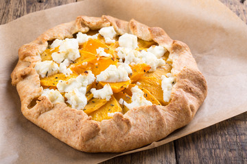 Wholegrain galette with leeks, pumpkin and feta