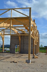 Bâtiment industriel en construction.