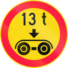 Road sign 347 in Finland - No vehicles with a overall weight per tandem axle above that shown on the sign