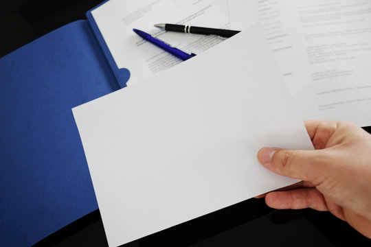 Notizzettel leer mit Bewerbungsmappe