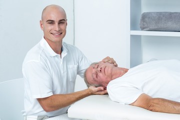Obraz premium Man receiving head massage 