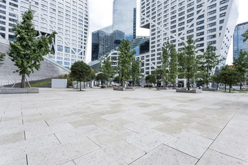 Obraz premium Empty road nearby office building