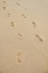 Fototapeta na wymiar Fußspuren von zwei Leuten im Sand