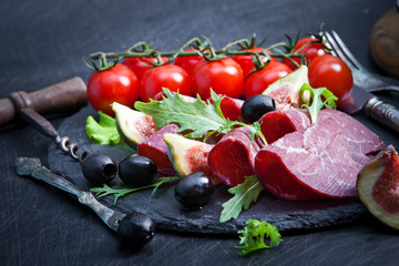 Prosciutto crudo with arugula and figs