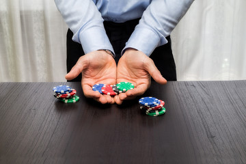 mani di croupier con fiches