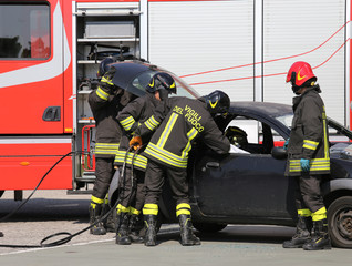 Naklejka premium strażacy w akcji podczas wypadku drogowego