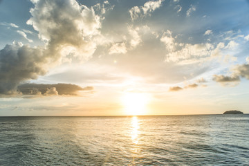 coucher de soleil sur la mer avec fond de ciel nuageux