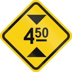 Warning road sign in Colombia: Height restriction ahead (4,5 meters)
