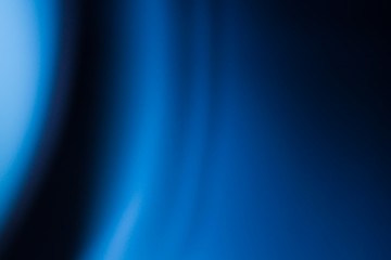 Абстрактный голубой фон с темными изогнутыми полосами