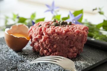 Tartare de boeuf avec un oeuf