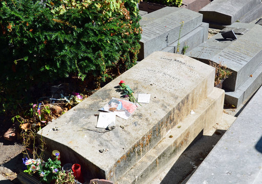  Amedeo Modigliani grave in Pere-Lachaise cemetery, Paris