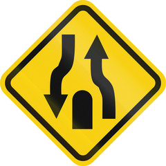 Colombian road warning sign: Central Reserve With Two Way Traffic Ends