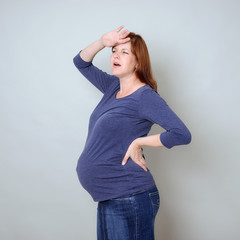 Frau mit Schwangerschaftsbeschwerden - obrazy, fototapety, plakaty