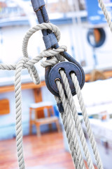 Obraz premium Ropes and fixing arrangements on a sailboat
