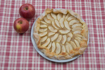 Arrangement of home-made apple pie and apples.