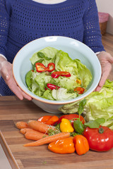 Salatschüssel mit Zutaten