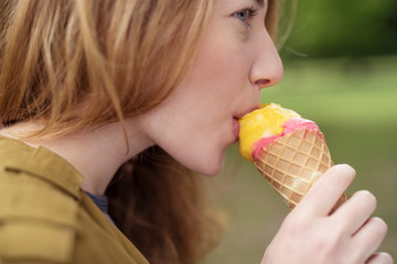 frau genießt ein leckeres eis in der waffel