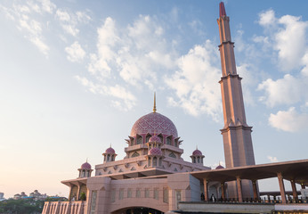 Fototapeta na wymiar Putra mosque in putrajaya, Malaysia