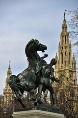 Obraz premium Man with the Horse Statue in Vienna City