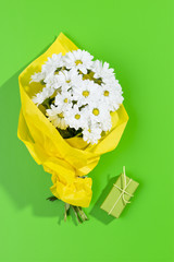 Margeriten mit kleinem Geschenk