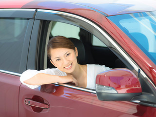 車を運転する女性