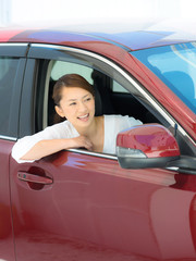 車を運転する女性