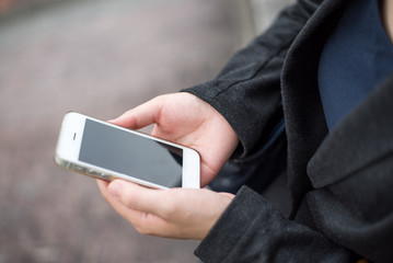 街中でスマホを見る女性