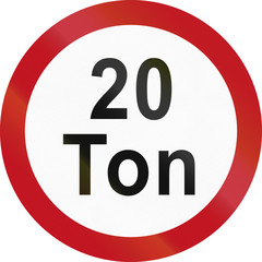 Colombian traffic sign prohibiting throroughfare of vehicles with a weight over 20 metric tons
