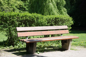 Parkbank in der Sonne - Platz zum ausruhen