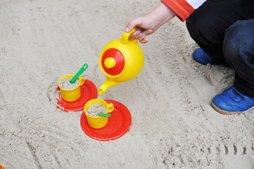 Fototapeta na wymiar Junge spielt im Sand