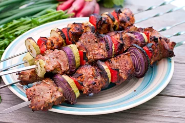 Gardinen Juicy kebabs and grilled vegetables © timolina
