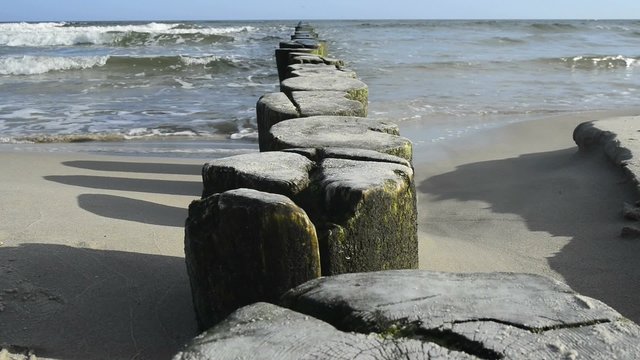 Buhnen am Ostseestrand in Ustka, Stolpm&uuml;nde, Polen
