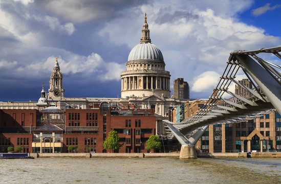 Thunderstorm approaching St.Pauls cathedral