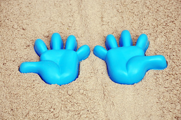 Fototapeta na wymiar Kinderspielzeug in einem Sandkasten