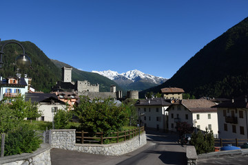paese di montagna con castello