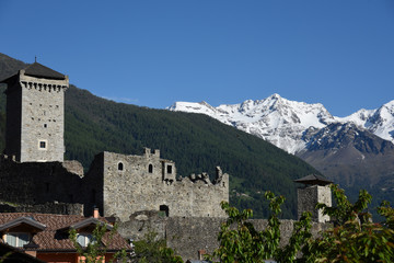Fototapeta na wymiar paese di montagna con castello